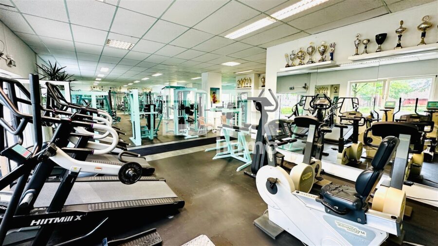 Teilsaniertes Fitnessstudio in gepflegtem Wohn- /Gewerbeensemble - Hauptraum Ansicht 1